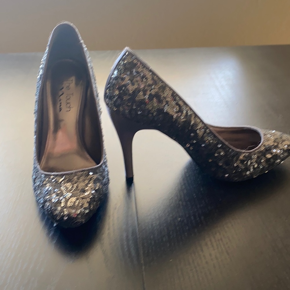 touch of Nina size 8 heels. Gray sequins.except the heel  leather sole.